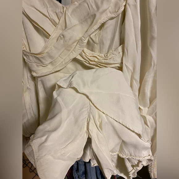 [NEED GONE] Tinfour Ivory Cream Romper - Picture 4 of 5